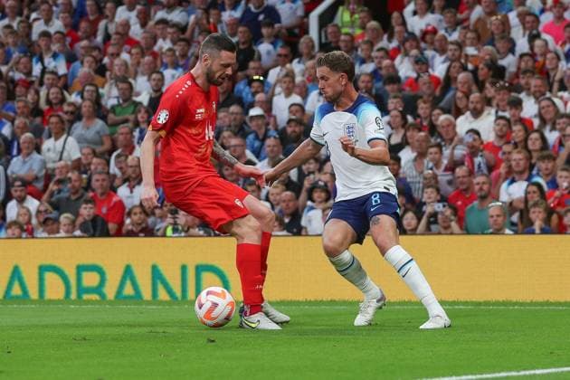Jordan Henderson of England takes on a North Macedonian defender Copyright: xSimonxHallx 37600091
