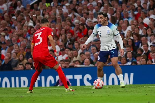 Jack Grealish looks for a route through Copyright: xSimonxHallx 37600101