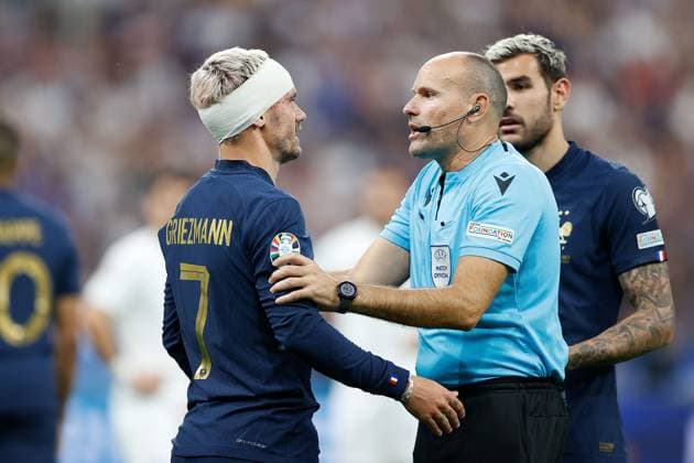 Frankreich, Paris, 19.06.2023 UEFA EURO, EM, Europameisterschaft,Fussball 2024 Qualifiers Group B Frankreich - Griechenland v.l., Antoine Griezmann (FFF Frankreich), Referee: Antonio Miguel Mateu Lahoz (ESP) überprüft den Kopfverband Copyright: AntonioxBorga