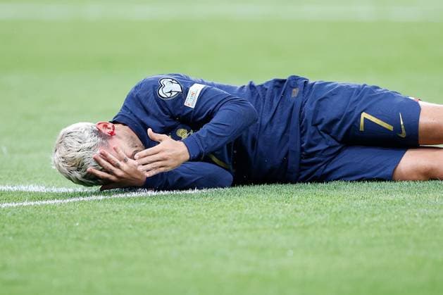 Frankreich, Paris, 19.06.2023 UEFA EURO, EM, Europameisterschaft,Fussball 2024 Qualifiers Group B Frankreich - Griechenland v.l., Antoine Griezmann (FFF Frankreich) verletzt sich am Kopf, Blut läuft aus Copyright: AntonioxBorga