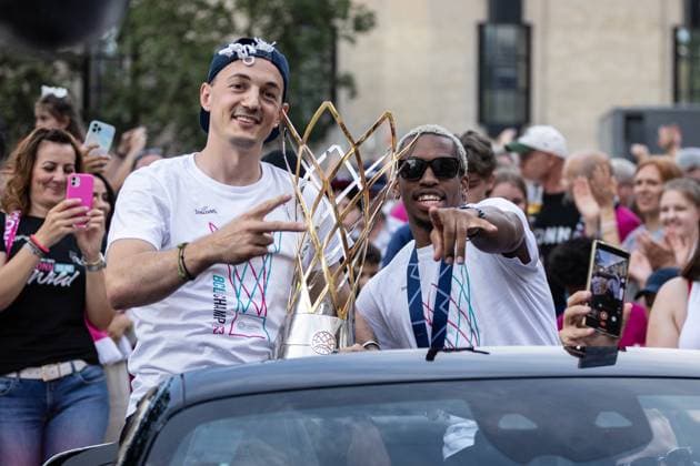 Saisonabschlussfeier der Telekom Baskets Bonn, 19.6.2023 Kapitän Karsten Tadda und TJ Shorts mit dem Champions League Pokal beim Autokorso Copyright: xBEAUTIFULxSPORTS Derixx