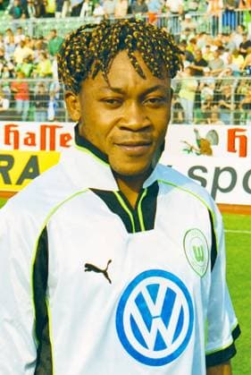RECORD DATE NOT STATED Aus 1. BL. Saison 1999 2000 VfL Wolfsburg - 1. FC Kaiserslautern 3:2 am 22.04.2000. Im Foto: WOB Spieler Jean-Kasango Banza *** From 1 BL season 1999 2000 VfL Wolfsburg 1 FC Kaiserslautern 3 2 on 22 04 2000 In photo WOB player Jean Kasango Banza