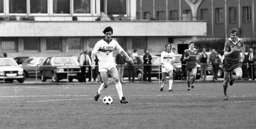 24.03.81 DFB Nachwuchsrunde VfB Stuttgart - Stuttgarter Kickers Deutschland, Stuttgart, 24.03.1981, Fussball, DFB Nachwuchsrunde, VfB Stuttgart - Stuttgarter Kickers: Joachim Löw (VfB Stuttgart). *** 24 03 81 DFB Nachwuchsrunde VfB Stuttgart Stuttgarter Kickers Germany, Stuttgart, 24 03 1981, football, DFB Nachwuchsrunde, VfB Stuttgart Stuttgarter Kickers Joachim Löw VfB Stuttgart