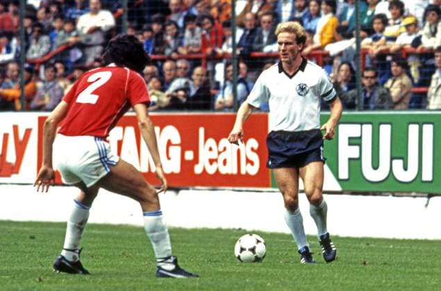 20.06.82 Deutschland - Chile Spanien, Gijon, 20.06.1982, Fussball, FIFA WM 1982 in Spanien, Deutschland - Chile (4:1): v.l. Lizardo Garrido (Chile), Karl-Heinz Rummenigge (Deutschland). *** 20 06 82 Germany Chile Spain, Gijon, 20 06 1982, Football, FIFA World Cup 1982 in Spain, Germany Chile 4 1 v l Lizardo Garrido Chile , Karl Heinz Rummenigge Germany