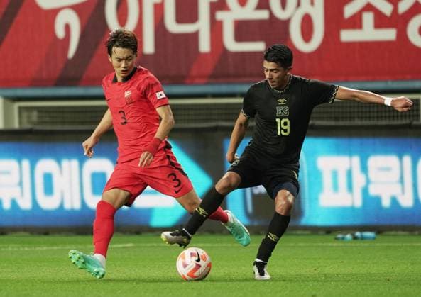 (230620) -- DAEJEON, June 20, 2023 -- Kevin Reyes (R) of El Salvador vies with Kim Jinsu of South Korea during a friendly match between South Korea and El Salvador in Daejeon, South Korea, June 20, 2023. (Photo by Xinhua) (SP)SOUTH KOREA-DAEJEON-FOOTBALL-FRIENDLY MATCH-SOUTH KOREA VS EL SALVADOR JamesxLee 