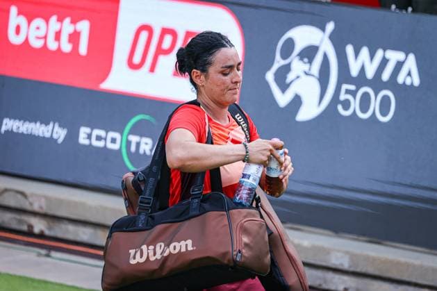 Ons JABEUR TUN verlässt nach ihrer Niederlage gegen Jule NIEMEIER GER das Steffi-Graf-Stadion, bett1open presented by ecotrans Group, Berlin, LTTC Rot-Weiß Berlin, 20.06.2023, Copyright: xClaudioxGärtnerx