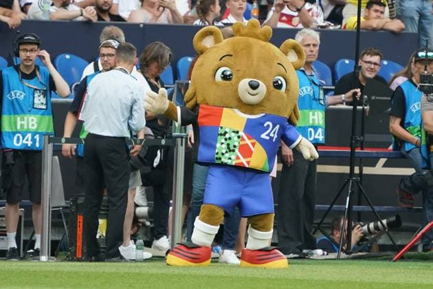 Maskottchen der EM 2024 in Deutschland wird vorgestellt und läuft eine Stadionrunde - 20.06.2023: Deutschland vs. Kolumbien, Veltins Arena auf Schalke, Gelsenkirchen, Freundschaftsspiel,