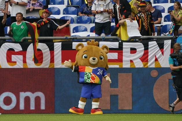 Maskottchen der EM 2024 in Deutschland wird vorgestellt und läuft eine Stadionrunde - 20.06.2023: Deutschland vs. Kolumbien, Veltins Arena auf Schalke, Gelsenkirchen, Freundschaftsspiel,