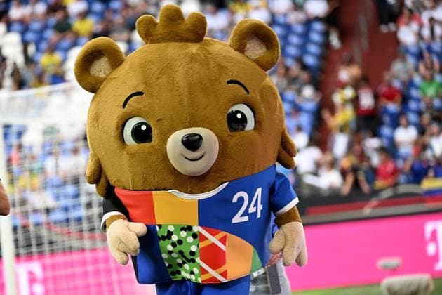 20.06.2023, xjhx, Fussball Länderspiel, Deutschland - Kolumbien emspor, v.l. Das neue Maskottchen fuer die EM Europameisterschaft 2024 Bär Baer der noch keinen Namen hat (DFL DFB REGULATIONS PROHIBIT ANY USE OF PHOTOGRAPHS as IMAGE SEQUENCES and or QUASI-VIDEO) Gelsenkirchen