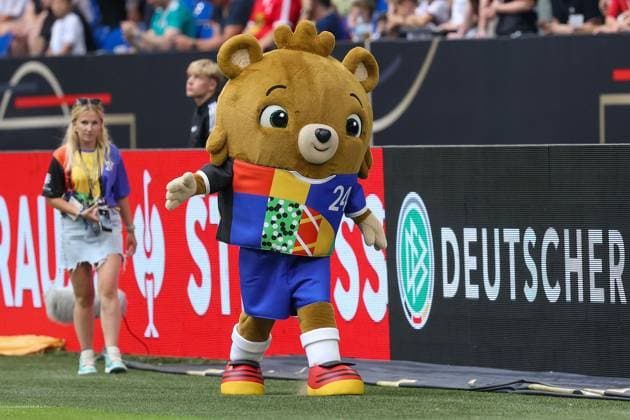 Veltins-Arena in Gelsenkirchen am 20.Juni 2023, Fussball Länderspiel Deutschland - Kolumbien v.l., Das EM 2024 Maskotchen, Logo Deutscher Fussball Bund. EM-Maskottchen vorgestellt UEFA präsentiert Bär mit Hose. Die UEFA hat das Maskottchen für die EM 2024 in Deutschland vorgestellt. Das Maskottchen zollt dem beliebten Teddybären, der mutmaßlich Anfang des 20. Jahrhunderts das Licht der Welt in Deutschland erblickte, Tribut (DFL REGULATIONS PROHIBIT ANY USE OF PHOTOGRAPHS AS IMAGE SEQUENCES AND OR QUASI-VIDEO) Copyright: JoaquimxFerreira