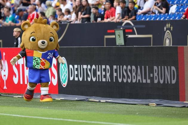 Veltins-Arena in Gelsenkirchen am 20.Juni 2023, Fussball Länderspiel Deutschland - Kolumbien v.l., Das EM 2024 Maskotchen, Logo Deutscher Fussball Bund. EM-Maskottchen vorgestellt UEFA präsentiert Bär mit Hose. Die UEFA hat das Maskottchen für die EM 2024 in Deutschland vorgestellt. Das Maskottchen zollt dem beliebten Teddybären, der mutmaßlich Anfang des 20. Jahrhunderts das Licht der Welt in Deutschland erblickte, Tribut (DFL REGULATIONS PROHIBIT ANY USE OF PHOTOGRAPHS AS IMAGE SEQUENCES AND OR QUASI-VIDEO) Copyright: JoaquimxFerreira