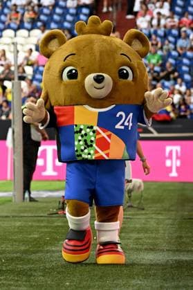 20.06.2023, xjhx, Fussball Länderspiel, Deutschland - Kolumbien emspor, v.l. Das neue Maskottchen fuer die EM Europameisterschaft 2024 Bär Baer der noch keinen Namen hat (DFL DFB REGULATIONS PROHIBIT ANY USE OF PHOTOGRAPHS as IMAGE SEQUENCES and or QUASI-VIDEO) Gelsenkirchen