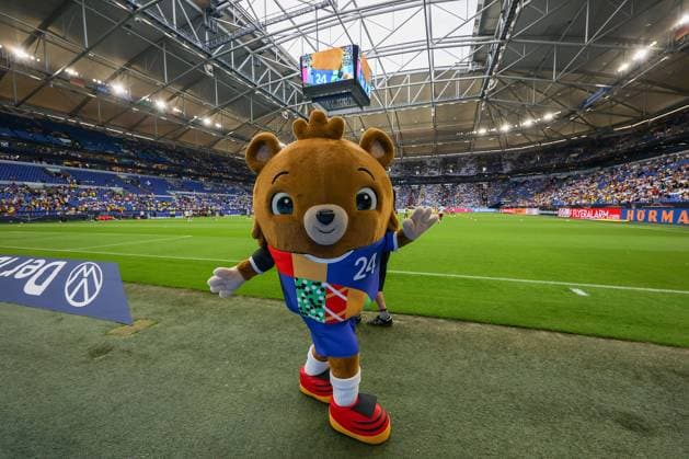Sport Bilder des Tages Veltins-Arena in Gelsenkirchen am 20.Juni 2023, Fussball Länderspiel Deutschland - Kolumbien v.l., Das EM 2024 Maskotchen, Logo Deutscher Fussball Bund. EM-Maskottchen vorgestellt UEFA präsentiert Bär mit Hose. Die UEFA hat das Maskottchen für die EM 2024 in Deutschland vorgestellt. Das Maskottchen zollt dem beliebten Teddybären, der mutmaßlich Anfang des 20. Jahrhunderts das Licht der Welt in Deutschland erblickte, Tribut (DFL REGULATIONS PROHIBIT ANY USE OF PHOTOGRAPHS AS IMAGE SEQUENCES AND OR QUASI-VIDEO) Copyright: JoaquimxFerreira