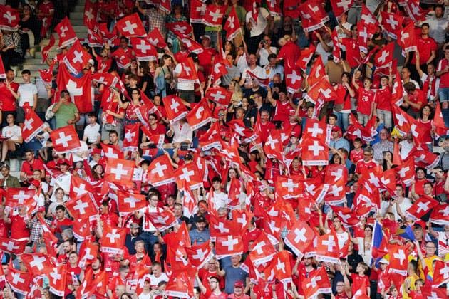 Foto Manuel Geisser 19.06.2023 Luzern Schweiz. Fussball EM-Qualifikation Schweiz-Rumaenien Bild : Schweizer Fans mit Fahnen Flaggen
