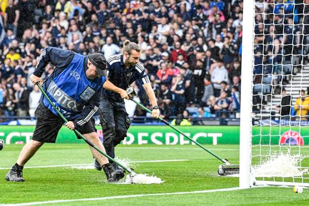 Sport Themen der Woche KW25 Sport Bilder des Tages Scotland v Georgia UEFA EURO, EM, Europameisterschaft,Fussball 2024 Qualifiers Groundstaff brush and squeegee the water off the pitch during the UEFA Euro 2024 Qualifiers Group A match at Hampden Park, Glasgow Copyright: xJamiexJohnstonx FIL-18634-0052 UK Newspapers OUT