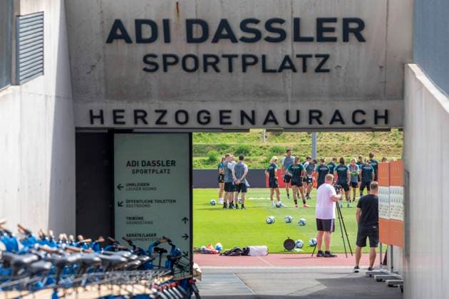 Reportage 21.06.2023 DFB Frauen Nationalmannschaft Erstes Training im Trainingscamp bei adidas in Herzogenaurach zur Vorbereitung der WM in Australien und Neuseeeland Der Eingangsbereich des Adi Dassler Sportplatz mit der trainierenden Frauen Nationalmannschaft Herzogenaurach Bayern Deutschland