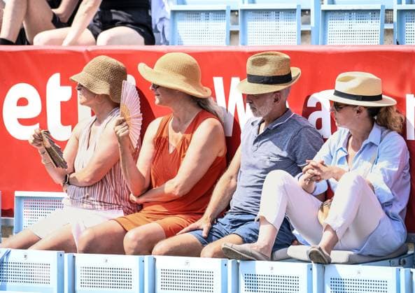 Sport Bilder des Tages 21.06.2023, xlakx, Tennis, WTA, Tennis Damen -Tour 2023 in Berlin emspor, v.l.Zuschauer mit Fächer und Sonnenhut Berlin