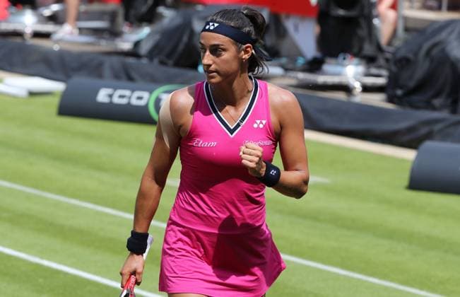 Caroline Garcia (FRA), Centre Court auf der Tennisanlage des LTTC Rot Weiss e.V. Steffi Graf Stadion Tennis bett1 open WTA, Tennis Damen 500 Turnier auf Rasen Damen Saison 2022 2023 21.06.2023