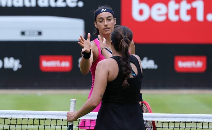Caroline Garcia (FRA) gewinnt gegen Jaimee Fourlis (AUS), Centre Court auf der Tennisanlage des LTTC Rot Weiss e.V. Steffi Graf Stadion Tennis bett1 open WTA, Tennis Damen 500 Turnier auf Rasen Damen Saison 2022 2023 21.06.2023