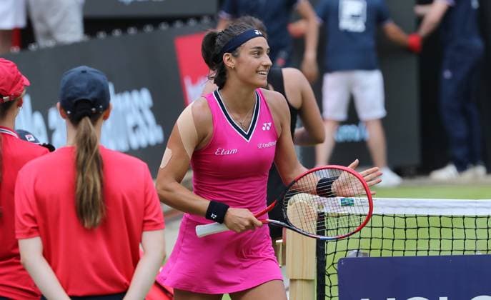 Caroline Garcia (FRA) gewinnt gegen Jaimee Fourlis (AUS), Centre Court auf der Tennisanlage des LTTC Rot Weiss e.V. Steffi Graf Stadion Tennis bett1 open WTA, Tennis Damen 500 Turnier auf Rasen Damen Saison 2022 2023 21.06.2023