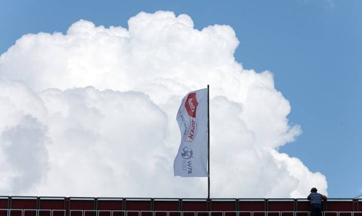 dicke Wolken ziehen über das Tennisgelände, Centre Court auf der Tennisanlage des LTTC Rot Weiss e.V. Steffi Graf Stadion Tennis bett1 open WTA, Tennis Damen 500 Turnier auf Rasen Damen Saison 2022 2023 21.06.2023