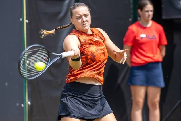 Berlin, 21.06.23, Tennis: Grass Court Championships Berlin im Steffi-Graf-Stadion. Damen, Doppel, Jule Niemeier und Noma Noha Akugue (GER) - Alexa Guarachi (CHI) und Erin Routliffe (NZL). Jule Niemeier (Deutschland) retourniert den Ball. bett1open 2023 - Grass Court Championships Berlin