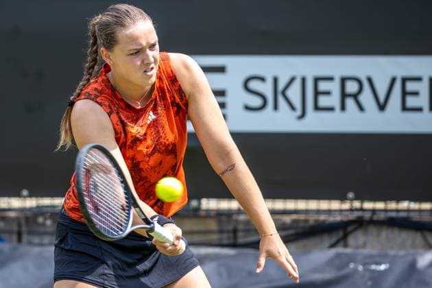 Berlin, 21.06.23, Tennis: Grass Court Championships Berlin im Steffi-Graf-Stadion. Damen, Doppel, Jule Niemeier und Noma Noha Akugue (GER) - Alexa Guarachi (CHI) und Erin Routliffe (NZL). Jule Niemeier (Deutschland) retourniert den Ball. bett1open 2023 - Grass Court Championships Berlin