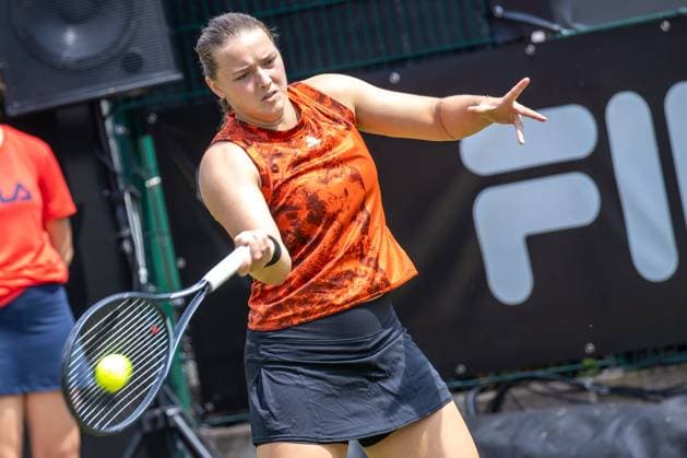 Berlin, 21.06.23, Tennis: Grass Court Championships Berlin im Steffi-Graf-Stadion. Damen, Doppel, Jule Niemeier und Noma Noha Akugue (GER) - Alexa Guarachi (CHI) und Erin Routliffe (NZL). Jule Niemeier (Deutschland) retourniert den Ball. bett1open 2023 - Grass Court Championships Berlin
