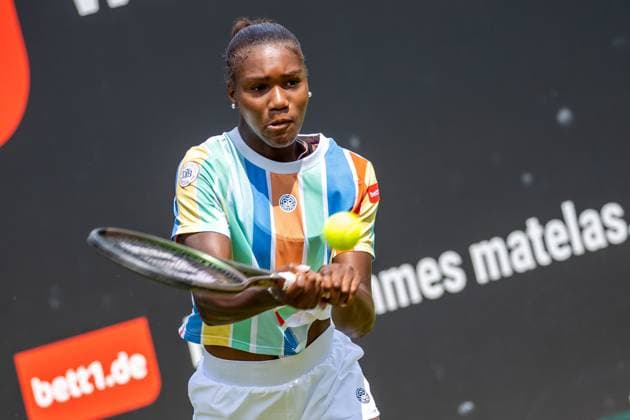 Berlin, 21.06.23, Tennis: Grass Court Championships Berlin im Steffi-Graf-Stadion. Damen, Doppel, Jule Niemeier und Noma Noha Akugue (GER) - Alexa Guarachi (CHI) und Erin Routliffe (NZL). Noma Noha Akugue (Deutschland) retourniert den Ball. bett1open 2023 - Grass Court Championships Berlin