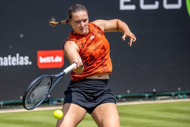 Berlin, 21.06.23, Tennis: Grass Court Championships Berlin im Steffi-Graf-Stadion. Damen, Doppel, Jule Niemeier und Noma Noha Akugue (GER) - Alexa Guarachi (CHI) und Erin Routliffe (NZL). Jule Niemeier (Deutschland) retourniert den Ball. bett1open 2023 - Grass Court Championships Berlin