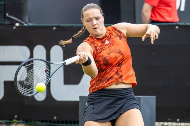 Berlin, 21.06.23, Tennis: Grass Court Championships Berlin im Steffi-Graf-Stadion. Damen, Doppel, Jule Niemeier und Noma Noha Akugue (GER) - Alexa Guarachi (CHI) und Erin Routliffe (NZL). Jule Niemeier (Deutschland) retourniert den Ball. bett1open 2023 - Grass Court Championships Berlin
