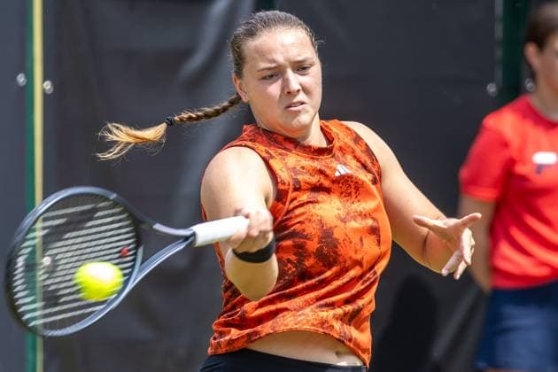 Sport Bilder des Tages Berlin, 21.06.23, Tennis: Grass Court Championships Berlin im Steffi-Graf-Stadion. Damen, Doppel, Jule Niemeier und Noma Noha Akugue (GER) - Alexa Guarachi (CHI) und Erin Routliffe (NZL). Jule Niemeier (Deutschland) retourniert den Ball. bett1open 2023 - Grass Court Championships Berlin