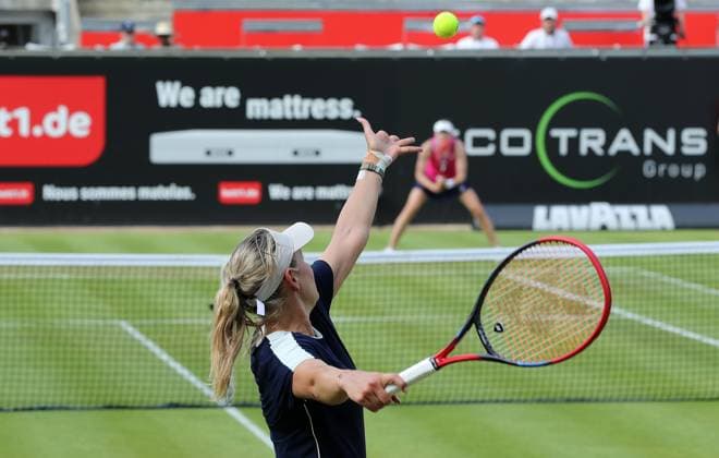 Donna Vekic (CRO) Aufschlag gegen Elena Rybakina (RUS Kasachstan), Centre Court auf der Tennisanlage des LTTC Rot Weiss e.V. Steffi Graf Stadion Tennis bett1 open WTA, Tennis Damen 500 Turnier auf Rasen Damen Saison 2022 2023 21.06.2023