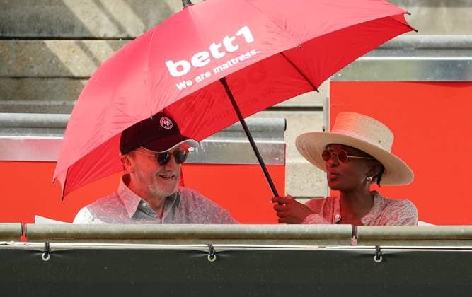 Marius Müller-Westernhagen und Ehefrau Indiwe Suttle unter den Zuschauern, Centre Court auf der Tennisanlage des LTTC Rot Weiss e.V. Steffi Graf Stadion Tennis bett1 open WTA, Tennis Damen 500 Turnier auf Rasen Damen Saison 2022 2023 21.06.2023