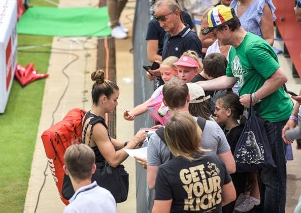21.06.2023, xlakx, Tennis, WTA, Tennis Damen -Tour 2023 in Berlin emspor, v.l.Maria Sakkari (Griechenland) gibt Autogramme nach gewonnenen Sieg. Berlin
