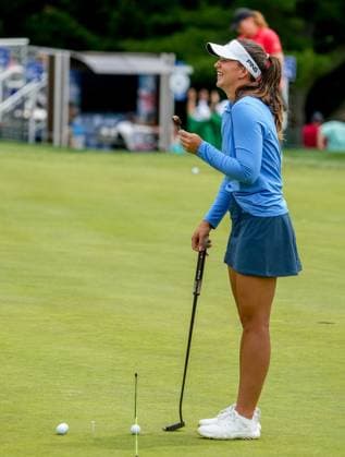 June 21, 2023, Springfield, NJ, USA: Linn Grant (SWE) eats an ice cream bar as she practices her putting at the KPMG Womens Golf Championship at Baltusrol Golf Club in Springfield, NJ on June 21, 2023. Eclipse Sportswire CSM Springfield USA - ZUMAcs17 20230621_zaf_cs17_007 Copyright: xScottxSeriox