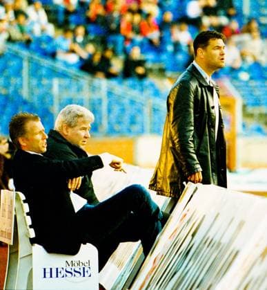 RECORD DATE NOT STATED Aus 2. BL. Saison 1999 2000 Hannover 96 - Alemannia Aachen 3:1 am 20.04.2000 im Niedersachsenstadion. Im Foto: Aachen Trainerbank mit Trainer Eugen Hach re. *** From 2 BL season 1999 2000 Hannover 96 Alemannia Aachen 3 1 on 20 04 2000 in Niedersachsenstadion In photo Aachen coachs bench with coach Eugen Hach re