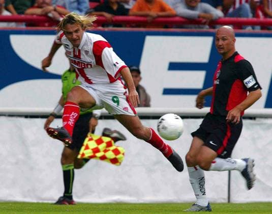 SOC APER SOTILLI FUTBOL MEXICANO APERTURA 2004 MEXSPORT DIGITAL IMAGE 15 September 2004: Action photo of Sandro Sotilli of Necaxa (L) and a defender of Atlas (R), during week 5 game of the 2004 Torneo de Apertura. Foto de accion de Sandro Sotilli del Necaxa (I) y un defensa del Atlas (D), durante juego de la semana 5 del Torneo de Apertura 2004. MEXSPORT MARTIN VENEGAS AGUASCALIENTES AGUASCALIENTES Mexico  Copyright: xMARTINxVENEGASx 13880463DI SOC APER SOTILLI1972