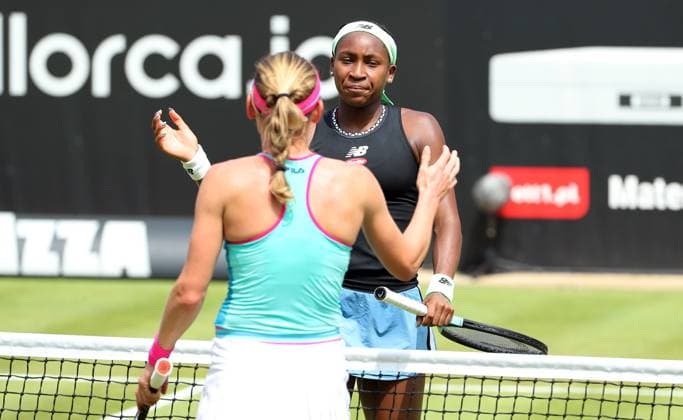 li. Ekaterina Alexandrova (RUS) gewinnt gegen Coco Gauff (USA), Centre Court auf der Tennisanlage des LTTC Rot Weiss e.V. Steffi Graf Stadion Tennis bett1 open WTA, Tennis Damen 500 Turnier auf Rasen Damen Saison 2022 2023 22.06.2023