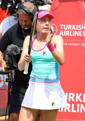 li. Ekaterina Alexandrova (RUS) gewinnt gegen Coco Gauff (USA), Centre Court auf der Tennisanlage des LTTC Rot Weiss e.V. Steffi Graf Stadion Tennis bett1 open WTA, Tennis Damen 500 Turnier auf Rasen Damen Saison 2022 2023 22.06.2023