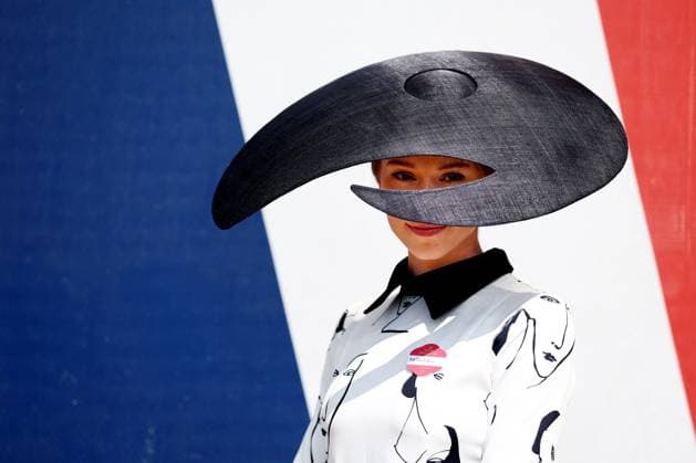 Sport Themen der Woche KW25 Sport Bilder des Tages Mandatory Credit: Photo by James Marsh Shutterstock (13977135w) Racegoers pose for photos on Ladies Day. Royal Ascot, Day Three, Horse Racing, Ascot Racecourse, Berkshire, UK - 22 Jun 2023 Royal Ascot, Day Three, Horse Racing, Ascot Racecourse, Berkshire, UK - 22 Jun 2023  Copyright: xJamesxMarsh Shutterstockx 13977135w
