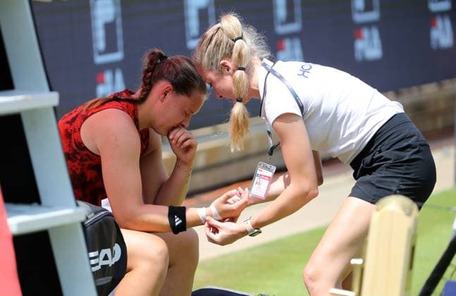 Sport Bilder des Tages Jule Niemeier (GER) verletzt an der rechten Hand und wird behandelt Verletzung Enttäuschung enttäuscht Centre Court auf der Tennisanlage des LTTC Rot Weiss e.V. Steffi Graf Stadion Tennis bett1 open WTA, Tennis Damen 500 Turnier auf Rasen Damen Saison 2022 2023 22.06.2023