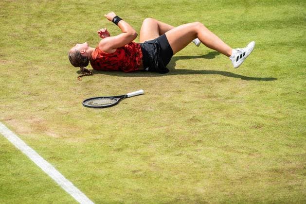 Sport Bilder des Tages Bett1 Open WTA, Tennis Damen 500. Berlin, 22.06.2023 Jule Niemeier (Deutschland) faellt waehrend des Spiels und verletzt sich Bett1 Open WTA 500. Steffi Graf Stadion, Rot-Weiss Tennis Club, Berlin, 22.06.2023 Bett1Open Copyright: xBEAUTIFULxSPORTS LucianoxLimax