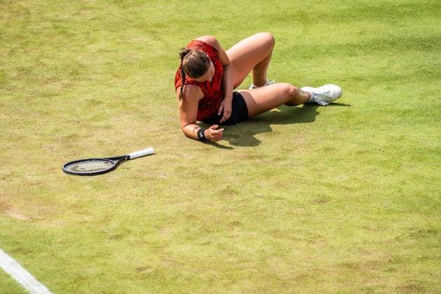 Bett1 Open WTA, Tennis Damen 500. Berlin, 22.06.2023 Jule Niemeier (Deutschland) faellt waehrend des Spiels und verletzt sich Bett1 Open WTA 500. Steffi Graf Stadion, Rot-Weiss Tennis Club, Berlin, 22.06.2023 Bett1Open Copyright: xBEAUTIFULxSPORTS LucianoxLimax