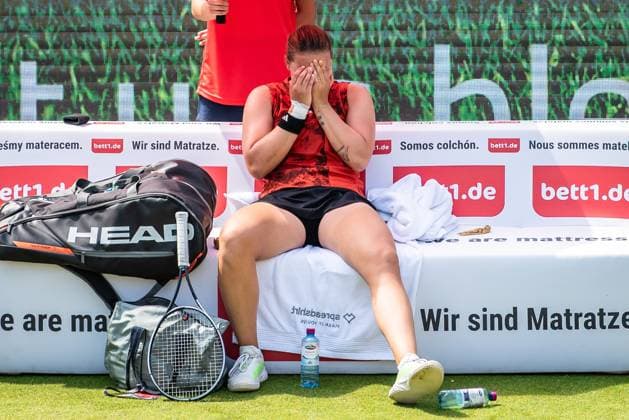 Bett1 Open WTA, Tennis Damen 500. Berlin, 22.06.2023 Jule Niemeier (Deutschland) weint nach Verletzung Bett1 Open WTA 500. Steffi Graf Stadion, Rot-Weiss Tennis Club, Berlin, 22.06.2023 Bett1Open Copyright: xBEAUTIFULxSPORTS LucianoxLimax