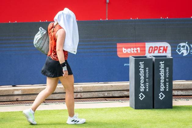 Sport Bilder des Tages Bett1 Open WTA, Tennis Damen 500. Berlin, 22.06.2023 Jule Niemeier (Deutschland) verlaesst das Spiel nach einer Verletzung Bett1 Open WTA 500. Steffi Graf Stadion, Rot-Weiss Tennis Club, Berlin, 22.06.2023 Bett1Open Copyright: xBEAUTIFULxSPORTS LucianoxLimax