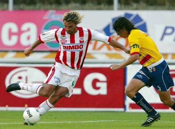 SOC APER SOTILLI FUTBOL MEXICANO APERTURA 2004 MEXSPORT DIGITAL IMAGE 31 October 2004: Action photo of Sandro Sotilli of Necaxa (L) and David Henriquez of Morelia (R) during week 13. Necaxa defeats Morelia 5-1. Foto de accion de Sandro Sotilli de Necaxa (I) y David Henriquez de Morelia (D) durante juego de la semana 13. Necaxa derroto al Morelia 5-1. MEXSPORT MARTIN VENEGAS MORELIA MICHOACAN Mexico  Copyright: xMARTINxVENEGASx 43760463DI SOC APER SOTILLI1979