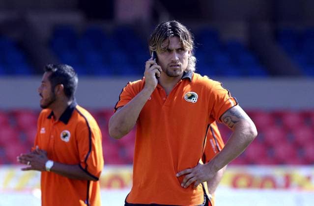 SOC APER ORTIZ FUTBOL MEXICANO APERTURA 2004 MEXSPORT DIGITAL IMAGE 21 November 2004: Action photo of Omar Ortiz of Jaguares Chiapas waiting the start of the game against Veracruz. Chiapas won 2-0 because Veracruz didn t attent the game. Foto de accion de Omar Ortiz del Jaguares Chiapas esperando por el inicio del juego en contra del Veracruz. Chiapas gano 2-0 debido a que Veracruz no se presento. MEXSPORT DAVID HERNANDEZ VERACRUZ VERACRUZ Mexico  Copyright: xDAVIDxHERNANDEZx 51460492DI SOC APER ORTIZ1617