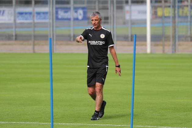 22.06.2023, xgox, Fussball 2. Bundesliga, Fussball 2. Bundesliga, Eintracht Braunschweig Auftakttraining emspor, v.l. Jens Haertel (Braunschweig, Trainer) gibt Anweisungen, gestikuliert mit den Armen, gesticulate, gives instructions (DFL DFB REGULATIONS PROHIBIT ANY USE OF PHOTOGRAPHS as IMAGE SEQUENCES and or QUASI-VIDEO) Braunschweig