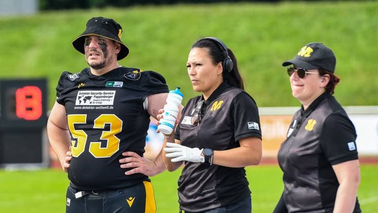 GER, GFL, Allgäu Allgaeu Comets vs Munich Cowboys 18.06.2023, Illerstadion, Kempten, GER, GFL, Allgäu Allgaeu Comets vs Munich Cowboys, im Bild Christos Goudinoudis (Cowboys, 53), Nadine Nurasyid (Cowboys) *** GER, GFL, Allgäu Allgaeu Comets vs Munich Cowboys 18 06 2023, Illerstadion, Kempten, GER, GFL, Allgäu Allgaeu Comets vs Munich Cowboys, in picture Christos Goudinoudis Cowboys, 53 , Nadine Nurasyid Cowboys nordphotoxGmbHx xHafner nph00200